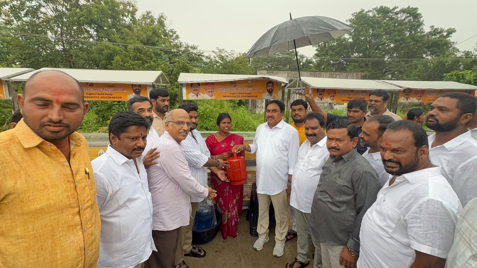 వర్ధన్నపేటలో 100 మంది లబ్ధిదారులకు ఎగ్ కార్డుల పంపిణీ